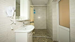 Гостиница Арсенал Евпатория Полулюкс улучшенный - трехместный номер-4