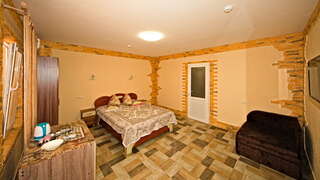 Гостиница Арсенал Евпатория Полулюкс улучшенный - трехместный номер-1